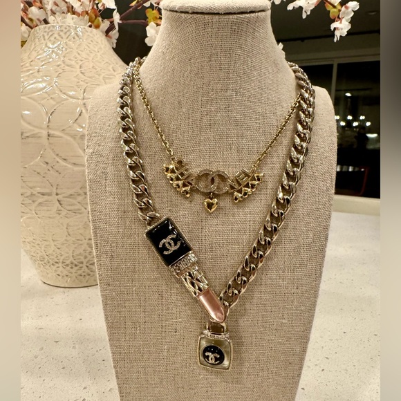 CHANEL Collector’s Lipstick CC Rhinestone studded necklace - Picture 3 of 7
